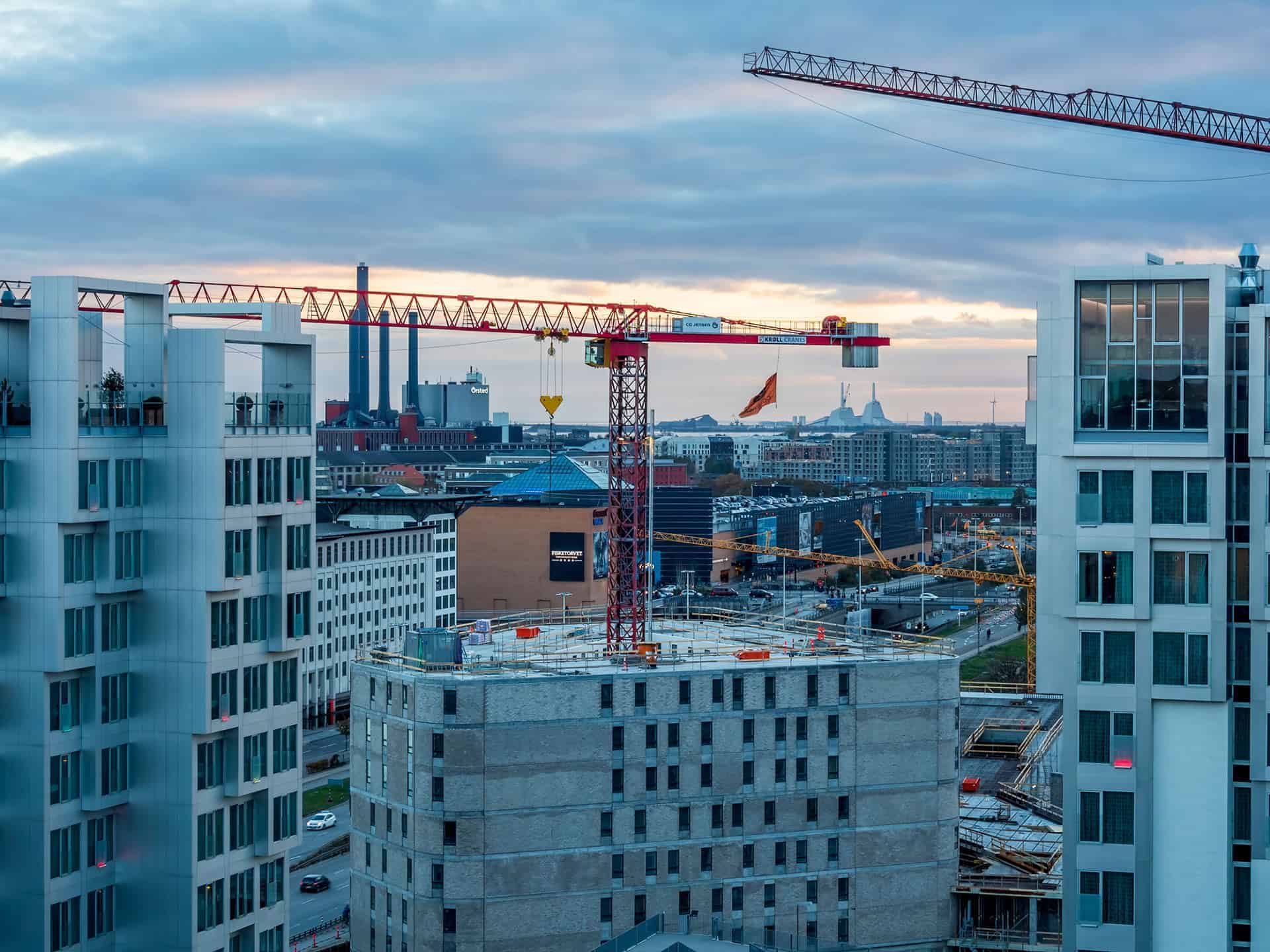 Kran bliver brugt til at opsætte stillads