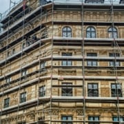 Stillads på ydersiden af bygning