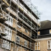 Stillads uden på en murstensbygning