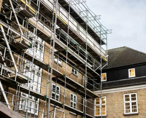 Stillads uden på en murstensbygning